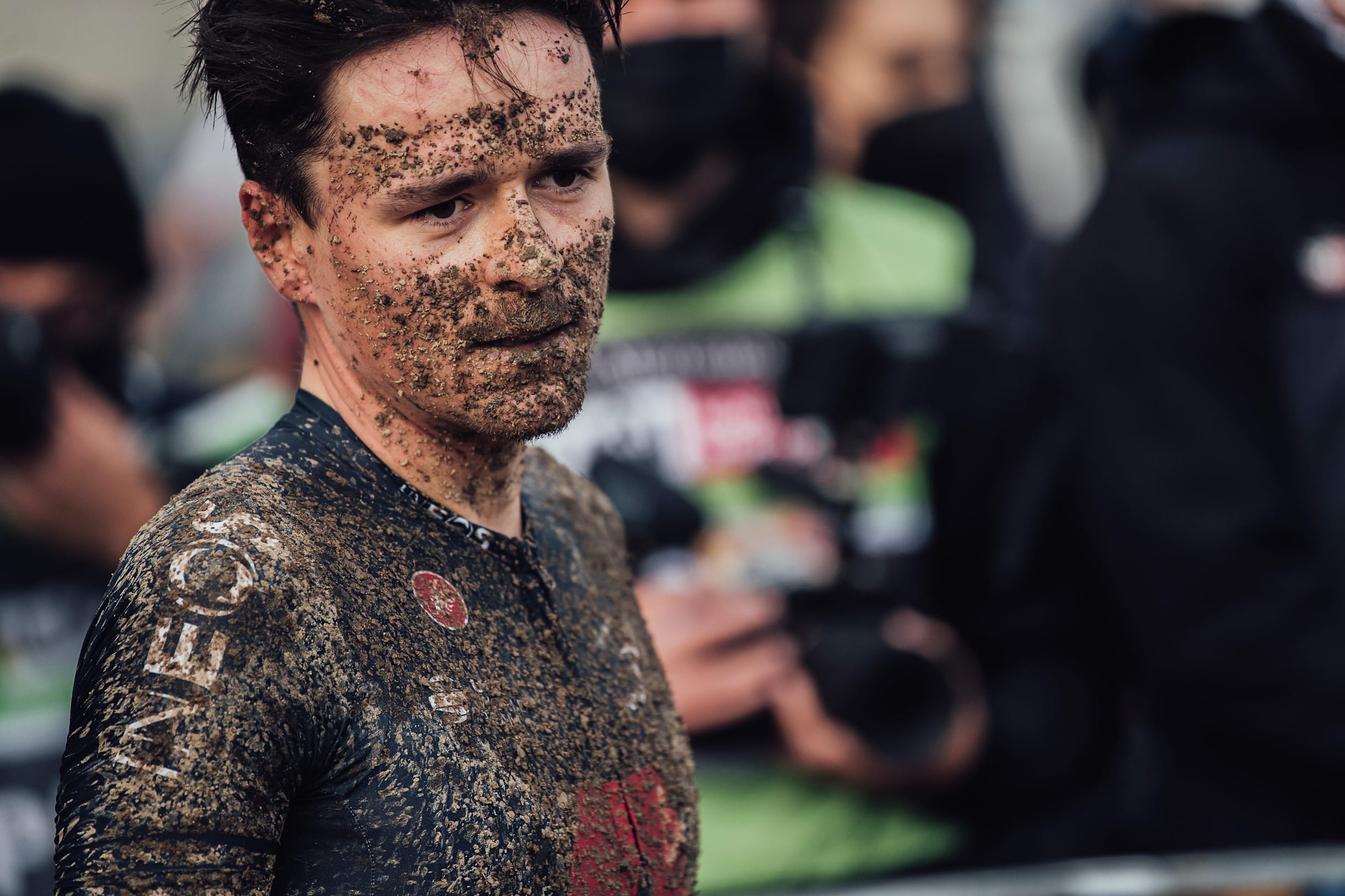 Tom Pidcock cubierto de modo luego de Nove Mesto XCC, 2021.