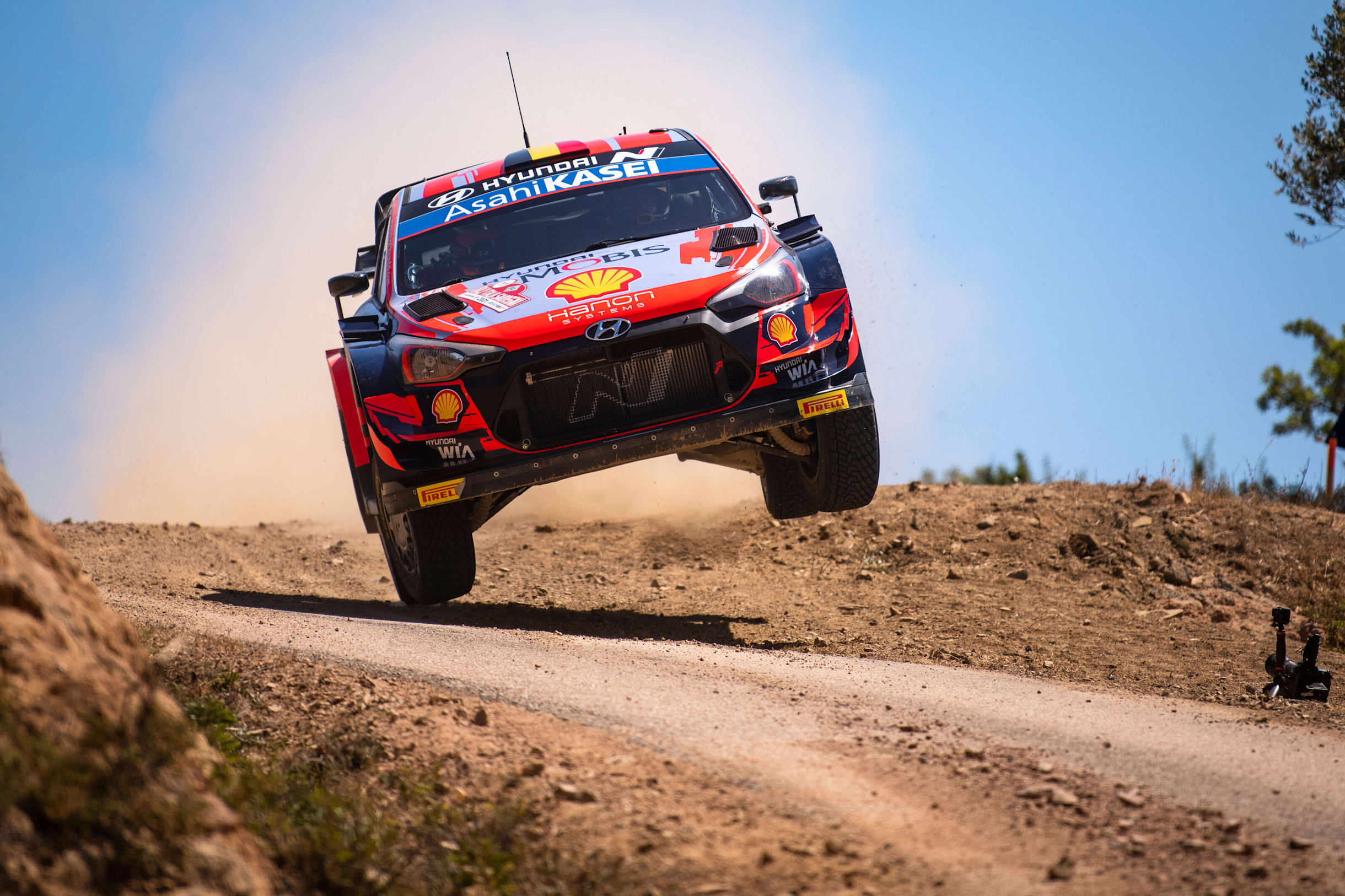 Thierry Neuville, del equipo Hyundai Shell Mobis, durante el Campeonato del Mundo de Rallies de Cerdeña en Olbia, Italia, el 3 de junio de 2021.