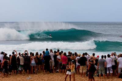 Kelly Slater in front of a full house at Pipeline.