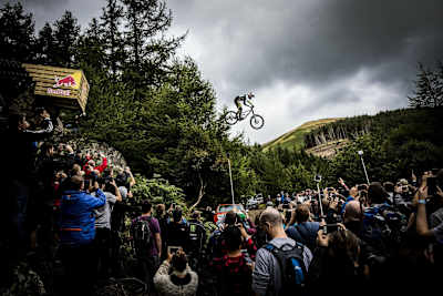 Gee Atherton na olbrzymim dropie w trakcie zawodów Red Bull Hardline