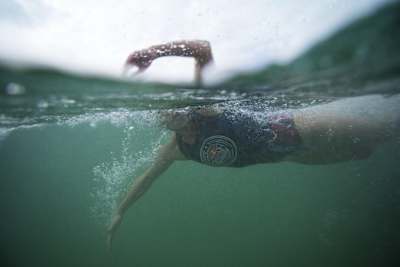 在大海暢泳，會擔心體力不足發生危險，能加強肌肉訓練可減少意外發生。