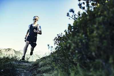 Ultrarunner Florian Neuschwander beim Laufen in den österreichischen Bergen.