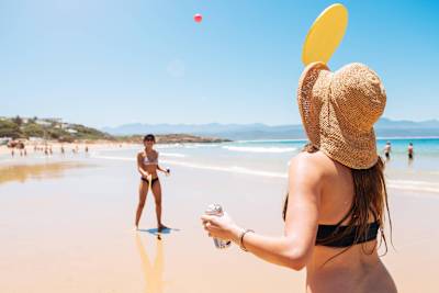 Dos chicas se divierten en la playa.
