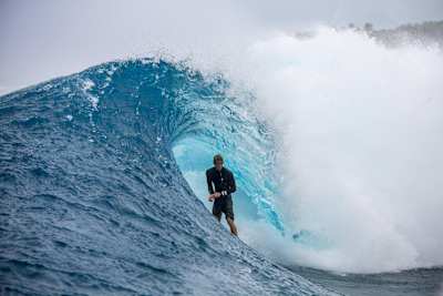 Le roi du surf hawaïen John John Florence surfe le backdoor sur la plage de Pipeline.