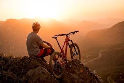 Un ciclista disfruta de la puesta de sol.