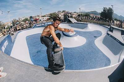 Le skateur Jean Pantaleo au contest de skate Red Bull Bowl Rippers au bowl du Prado à Marseille.