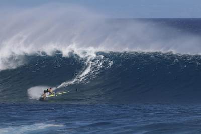 La star du windsurf Jason Polakow, prend une des grosses vagues de Maui, à Hawaii.
