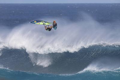 Jason Polakow, premier windsurfeur à surfer la vague géante de Nazaré en windsurf à Maui, à Hawaii.