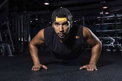 Le rider de BMX Mansour Al Safran fait une pompe lors d'un entrainement.