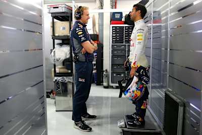Daniel Ricciardo, de Red Bull Racing, junto a su entrenador de confianza, Stuart Smith.