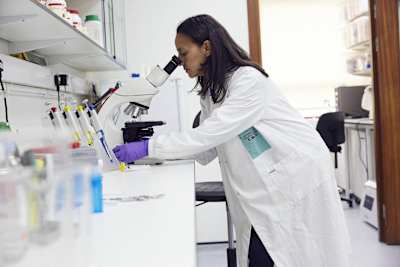 La doctora Samira Saadoun, del St George’s University Hospital de Londres, trabaja en el laboratorio.