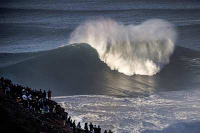 완벽한 A모양의 나자레 파도