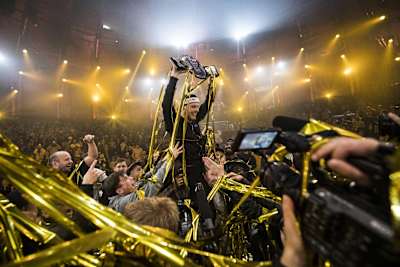 Menno takes the trophy of the Red Bull BC One World Final in 2017