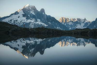 Ryan Sandes s'entraîne devant un lac et des montagnes.