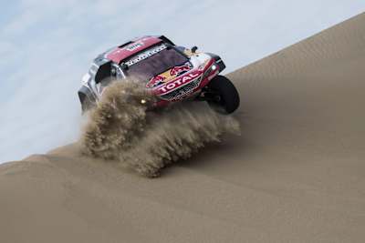 El piloto del Team Peugeot Total ataca las dunas durante la segunda etapa, de Pisco a Pisco, del Rally Dakar 2018.