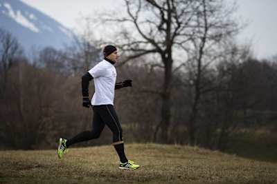 Jure Kosir en t-shirt à manches longues, accessoire essentiel pour une séance running l'hiver.