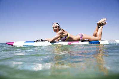Jordan Mercer en Queensland sobre su tabla de surf.