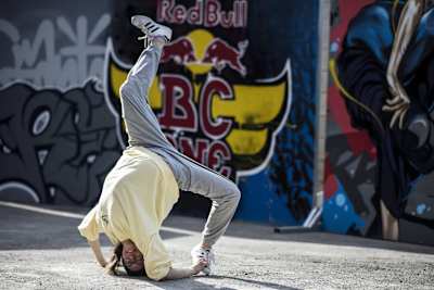 Sayora hace un bridge-freeze delante de un logo de BC One.
