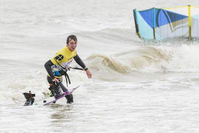 Un hombre participa en Red Bull Gone with the Wind en Knokke-Heist, Bélgica, el 21 de febrero de 2016.