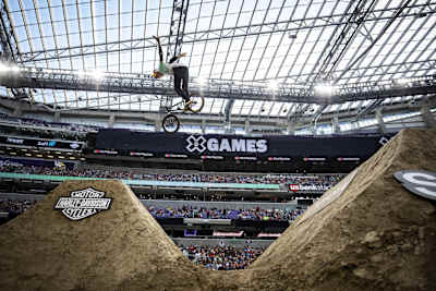 Dawid Godziek 360 no hander na zawodach X Games 2018.