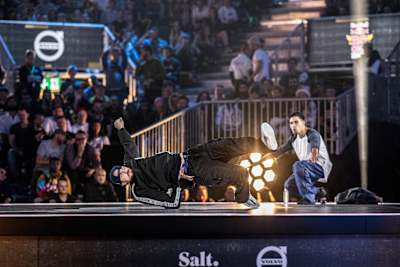 Uzee Rock se prepara a girar apoyado en su codo.