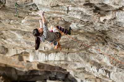 Ashima Shiraishi escala la Cueva Flatanger en Noruega.