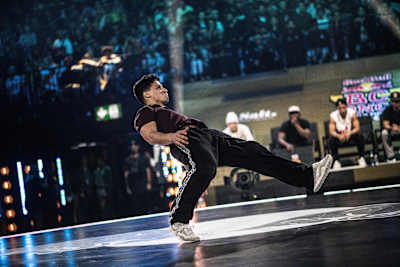 Lil Zoo se mantiene con una pierna antes de bajar al suelo.