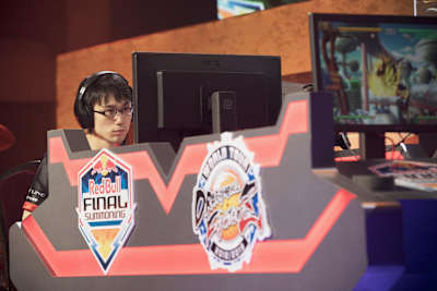 Kazunoko in action during the Dragon Ball FighterZ Final Summoning competition.