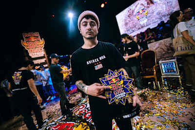 Harlekin präsentiert die Trophäe