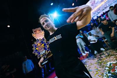 Dora präsentiert die Trophy