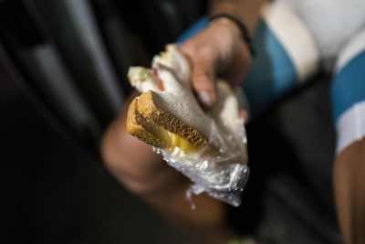 ライディング中でも手軽に食べられるサンドウィッチはサイクリストの味方