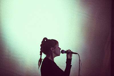 Holly Herndon actúa en el Akihiko Taniguchi durante el the Red Bull Music Academy en Tokio.