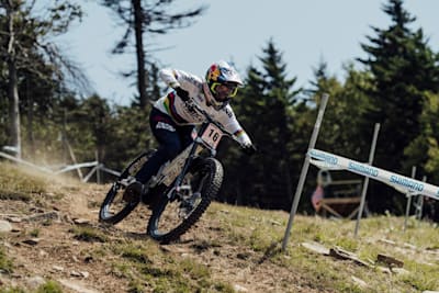 La française Myriam Nicole ride sur la piste de la Coupe du monde de VTT descente à Snowshoe, aux États-Unis.