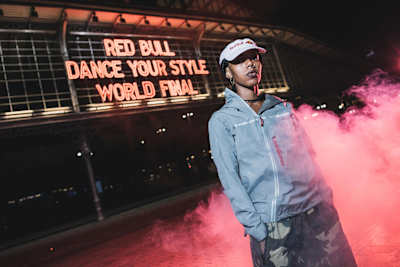 Un retrato de Angyil delante del Grand Halle de la Villette.