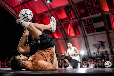 El brasileño Ricardo 'Ricardinho' Fabiano Chahini de Araújo compite frente al colombiano Sebastián 'Boyka' Ortiz en la final mundial del Red Bull Street Style el 15 de noviembre de 2019.