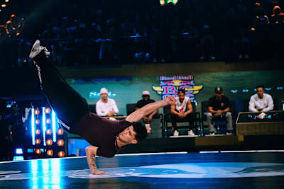 El austriaco Lil Zoo durante la final mundial del Red Bull BC One en el Hallenstadion de Zúrich, Suiza, el 29 de septiembre de 2018.