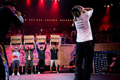 La rusa Kastet se emociona después de ganar la final mundial del Red Bull BC One que se celebró en el National Sports Club of India (NSCI) en Bombay el 9 de noviembre de 2019.