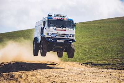 El camión Kamaz en pleno vuelo.