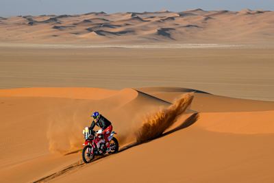 ريد بُل "دزرت وينغز" تستعد خلال استراحة الرياض لمراحل مصيرية في داكار