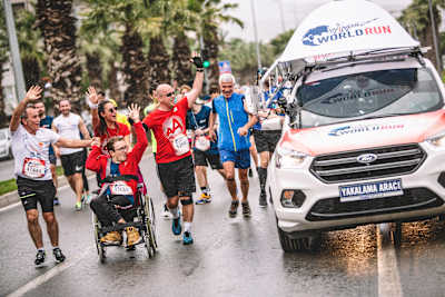 El Catcher Car en acción durante la sexta edición de la Wings for Life World Run en Izmir, Turquía, el 5 de mayo de 2019.