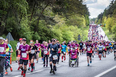 Participantes corriendo durante la sexta edición de la Wings for Life World Run en Poznan, Polonia, el 5 de mayo de 2019.