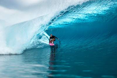 타히티의 완벽한 배럴 파도 타기