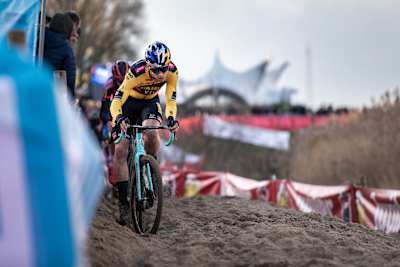 Wout van Aert concurează la Cupa Mondială de Ciclocros UCI în Antwerp, Belgia, pe 12 ianuarie 2020.