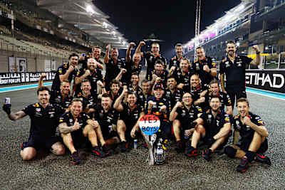 Miembros del equipo Aston Martin Red Bull Racing al final de la temporada 2019.