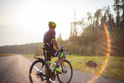 Michael Strasser observa a un bisonte al borde de la carretera cerca del lago Muncho en Canadá, durante las primeras etapas del reto Ice 2 Ice en 2018.