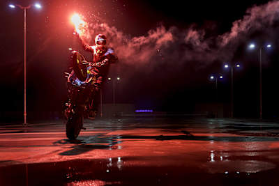 Nocny stunt motocyklowy na parkingu piętrowym w Amsterdamie