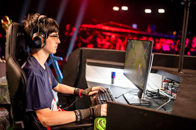 Jumong plays in the Red Bull Player One tournament in 2019