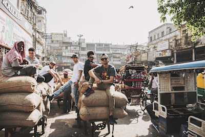 Le danseur français Lilou pose avec sa team de juges de la compétition de break Red Bull BC One Cypher à Delhi en Inde en 2018