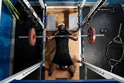 Siya Kolisi podczas treningu split w Kapsztadzie w RPA