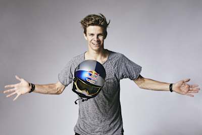 Skispringer Andreas Wellinger steht während des Foto-Shootimngs in München für ein Porträt bereit.